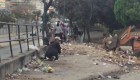 Personas comen en tiraderos de basura en Venezuela