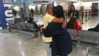 Hija y padre se abrazan tras meses en centro de detención