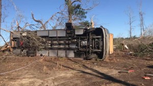 Tornado en Alabama volteó hasta autobuses