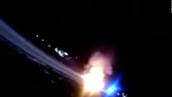 Policías salvan a conductor de morir quemado
