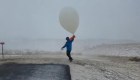 Mira esta divertida manera de lanzar globo meteorológico