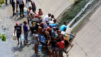 CARACAS, VENEZUELA - MARCH 11: Residents obtain water from the Rio el Guaire after the water supply was suspended following a nationwide blackout March 11, 2019 in Caracas, Venezuela. Over seventy percent of the country was in darkness amid an ongoing political dispute between President Nicolas Maduro and self-declared interim president, Juan Guaido. (Photo by Edilzon Gamez/Getty Images)