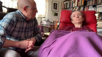 Ayudó a su esposa a morir y reabrió debate de eutanasia