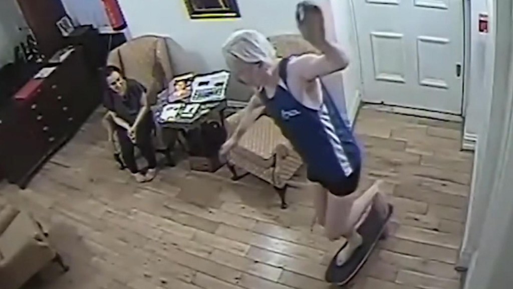 Filtran video de Assange patinando en la embajada
