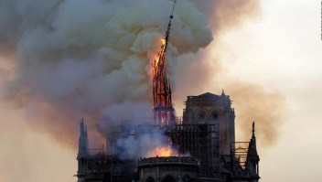 Por las llamas colapsó la aguja de Notre Dame