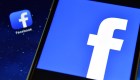 Facebook bloquea cuentas de grupos supremasistas