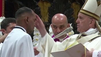 Peruano es bautizado por Francisco