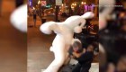Disfrazado de conejo intervino en una pelea callejera