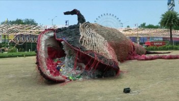 #LaImagenDelDía: impactante escultura de ballena muerta con basura
