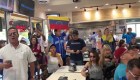 Venezolanos cantan el himno nacional en Florida
