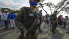 Video muestra a guardias nacionales respaldando a Guaidó