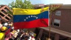 Venezolanos se manifiestan en la embajada de Washington