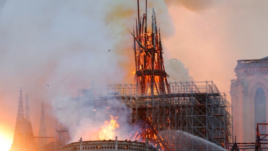 El fuego está consumiendo el techo de la nave central de la iglesia. Una de las agujas de la catedral colapsó, consumida por las llamas.
