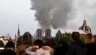 La desolación de la gente al ver Notre Dame en llamas.