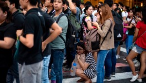 Un grupo de personas en un área abierta en Manila, después del potente sismo que sacudió Filipinas el 22 de abril de 2019. Crédito: NOEL CELIS / AFP / Getty Images