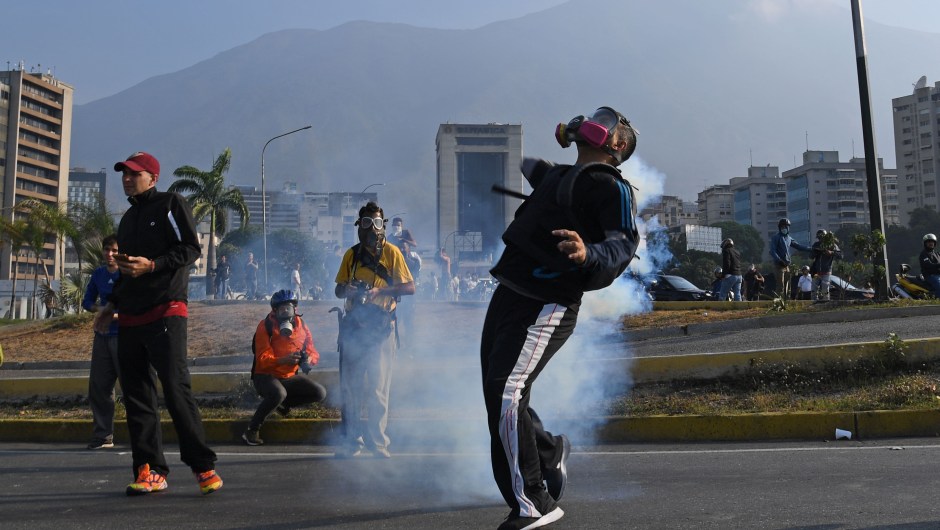 Venezolanos se enfrentaron con las fuerzas de seguridad en Caracas el 30 de abril de 2019. Crédito: YURI CORTEZ / AFP / Getty Images