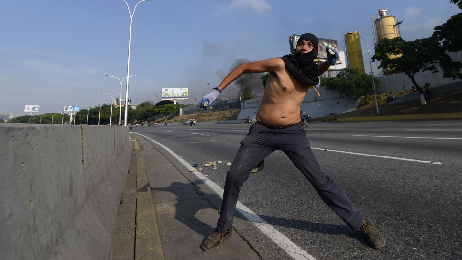 Un hombre se enfrenta a las fuerzas de seguridad en Caracas el 30 de abril de 2019. Crédito: MATIAS DELACROIX / AFP / Getty Images