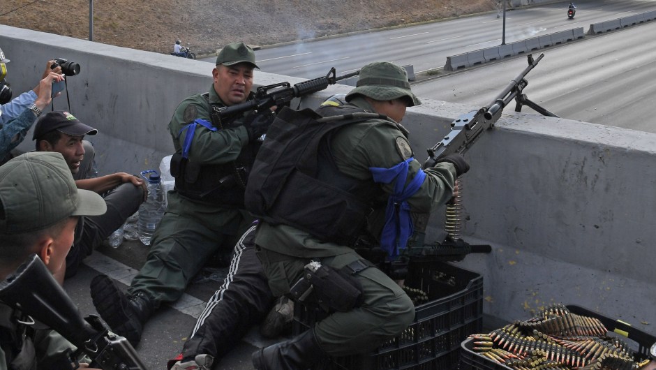 Soldados que apoyan a Juan Guaidó se posicionan frente a la base de La Carlota en Caracas el 30 de abril de 2019. Crédito: YURI CORTEZ / AFP / Getty Images