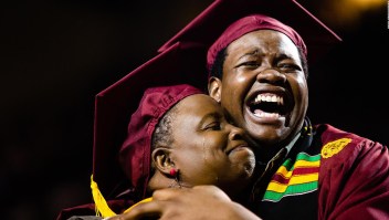 Esta madre faltó a su graduación universitaria para asistir a la de su hijo