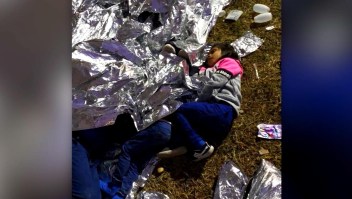 Inmigrantes duermen en el suelo en estación fronteriza