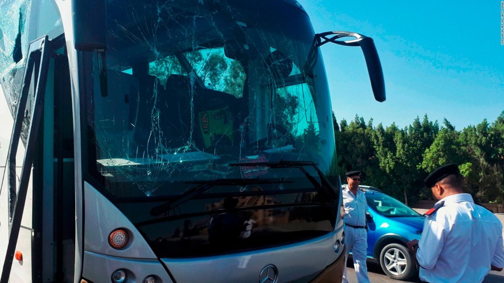 Ataque a un autobús que transportaba turistas de Sudáfrica en Egipto