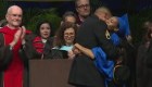 Un soldado sorprende a su hija el día de su graduación