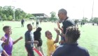 Obama sorprende a jovenes  atletas