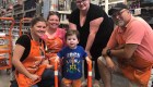 Empleados de Home Depot arman un andador para niño con hipotonía
