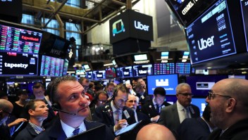 Corredores de bolsa en Wall Street momentos antes de la primera transacción de Uber el 10 de mayo de 2019. Crédito: Spencer Platt / Getty Images.