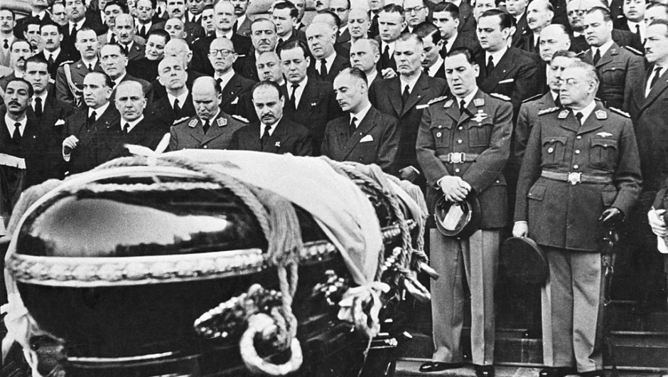 Mourners at the coffin of Argentine First Lady Eva Peron (1919 - 1952) at her state funeral in Buenos Aires, 10th August 1952. Argentine President Juan Peron (1895 - 1974) is in the front row (second from right). (Photo by Archive Photos/Getty Images)