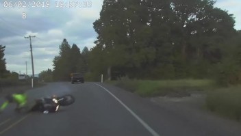 Una motocicleta choca contra una patrulla en Oregon