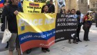 Manifestantes le gritan "asesino" al presidente de Colombia a su llegada a Londres