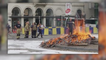 Los bomberos en Bruselas protestan con fuego