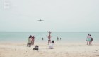 La polémica e inusual playa que convoca turistas para ver aterrizajes de aviones