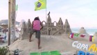 Así se construyen los castillos de arena en Copacabana