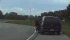 Hombre arrastra a un policía con su auto
