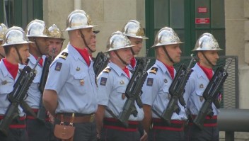 Francia homenajea al cuerpo de bomberos que combatió el incendio de Notre Dame