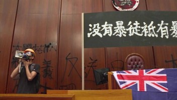 Manifestantes en Hong Kong dañan el palacio legislativo