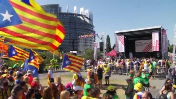 Miles exigen que les permitan a líderes separatistas ejercer el cargo de eurodiputados