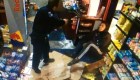 Exjugador de la NFL pelea con un policía en una gasolinera