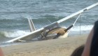 Mira el aterrizaje de emergencia de este avión en la playa