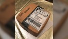 Un hombre regala a su esposa un pastel-caja de Amazon