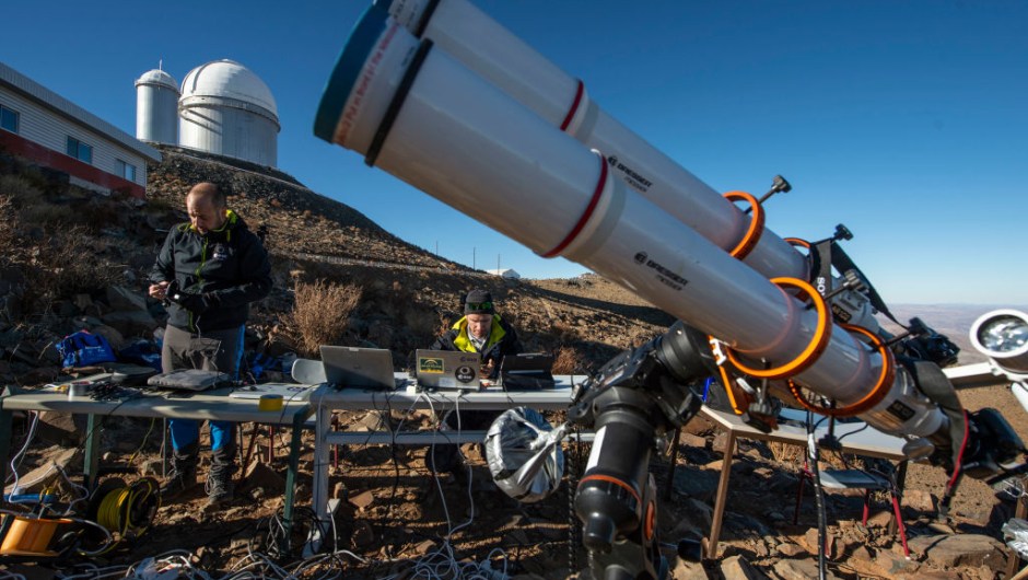 Astrónomos preparan su equipo para el eclipse solar en La Silla, en el Observatorio Europeo del Sur en La Higuera, Chile (MARTIN BERNETTI/AFP/Getty Images)
