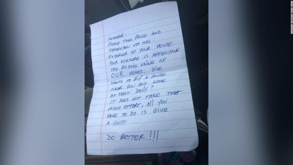 Mujer recibió carta de vecino quejándose del exterior de su casa, pero tiene a su hijo enfermo