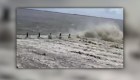Violentas olas arrastran a un hombre en río de China