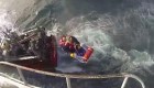 Impresionante rescate de un marinero en alta mar