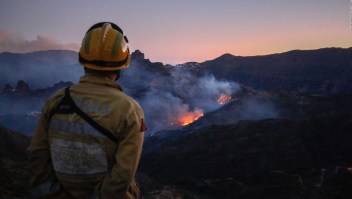 Incendio obliga a evacuar 9.000 personas en Islas Canarias