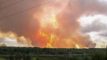 Esta captura de pantalla de un video realizado el 5 de agosto de 2019 muestra explosiones en un depósito de municiones cerca de la ciudad de Achinsk en la región de Krasnoyarsk. Crédito: OSA TV / AFP.