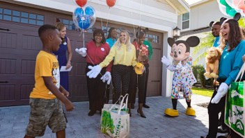 Disney sorprende a un niño generoso con un viaje gratis