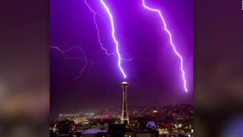 Un rayo ilumina la icónica torre Space Needle de Seattle
